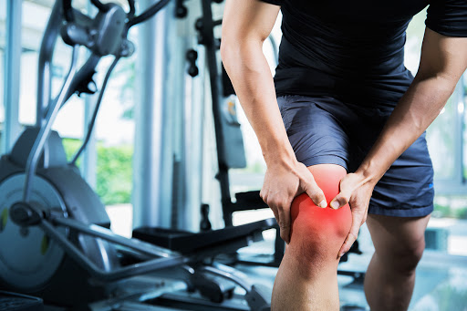 Healthy men Injury from exercise in the gym, he injured his knee Healthy men Injury from exercise in the gym, he injured his knee